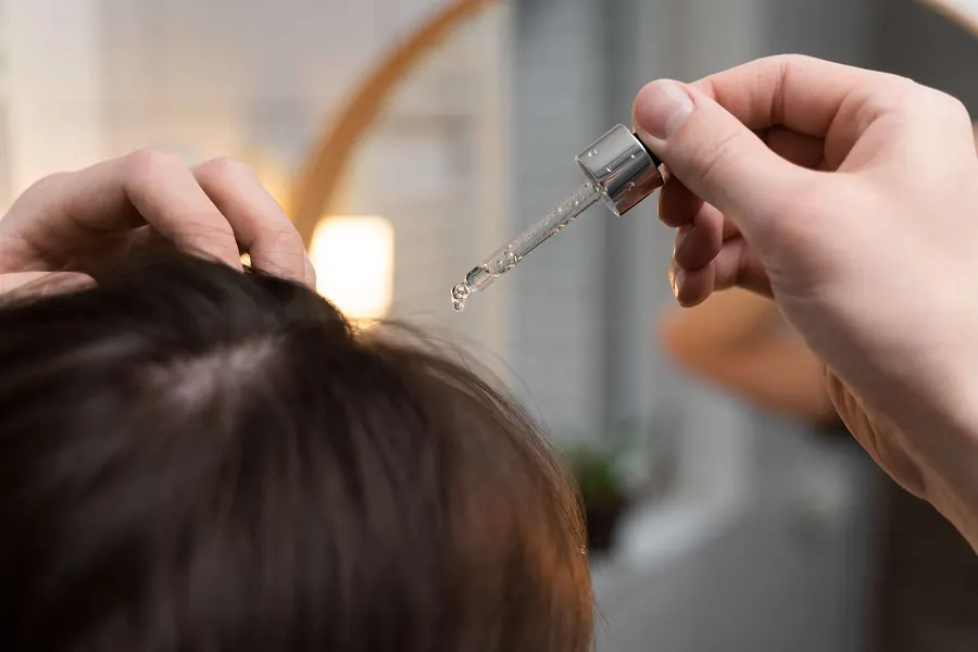 gunakan anti-frizz serum