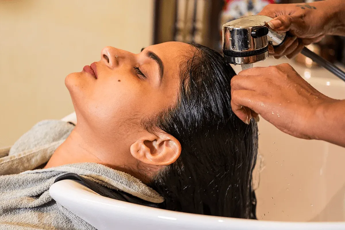 Basahi rambut dengan air bersih biasa
